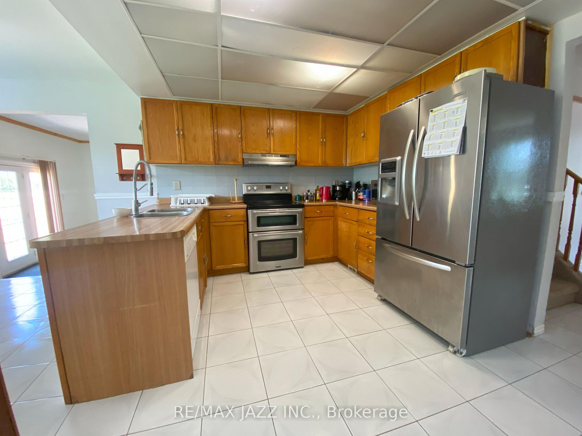 Photo 10 of 8 Cloverfield Street, Clarington, Courtice — HOMEH