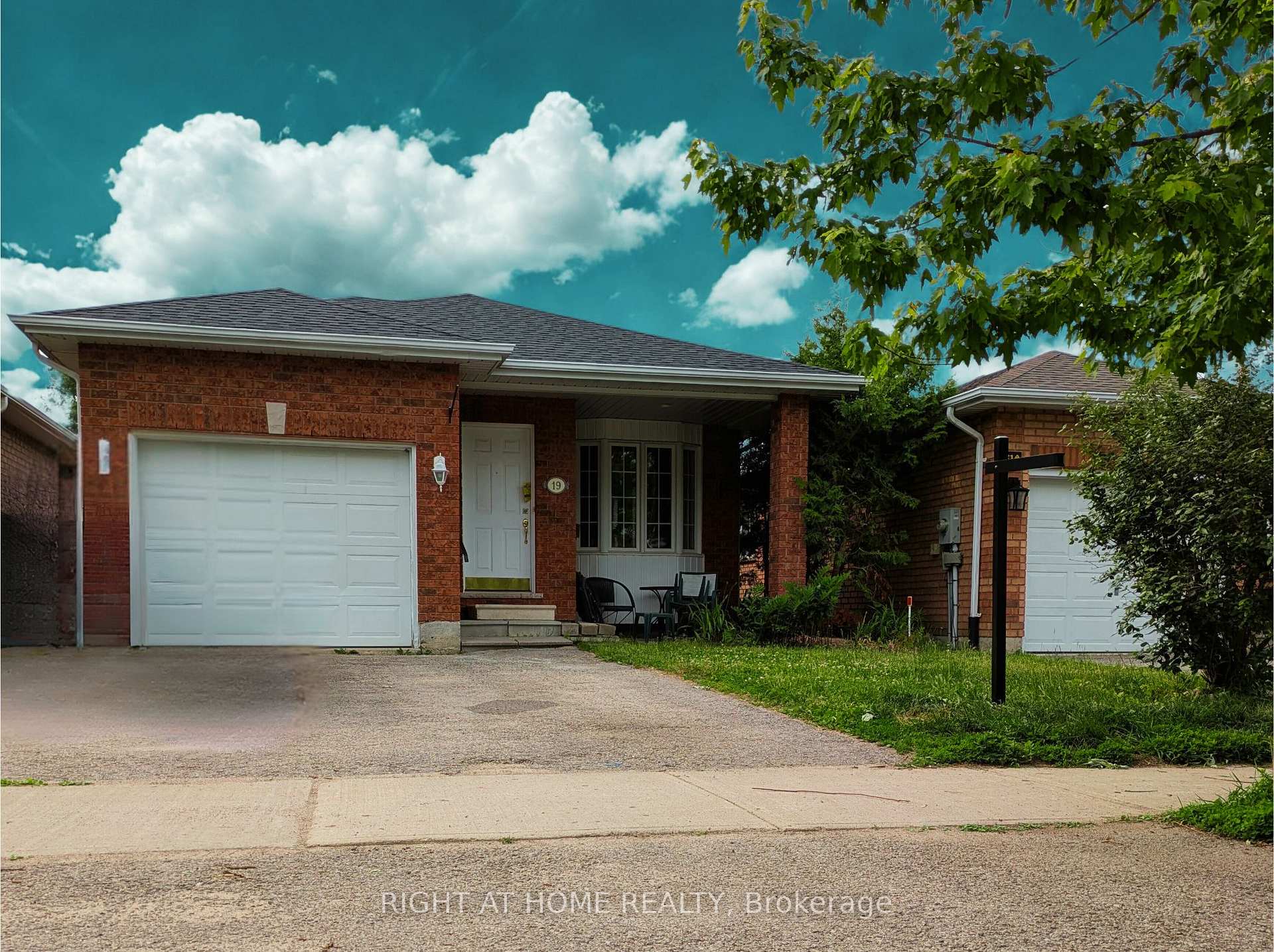 Photo 1 of 19 Butternut Drive, Barrie, Holly — HOMEH