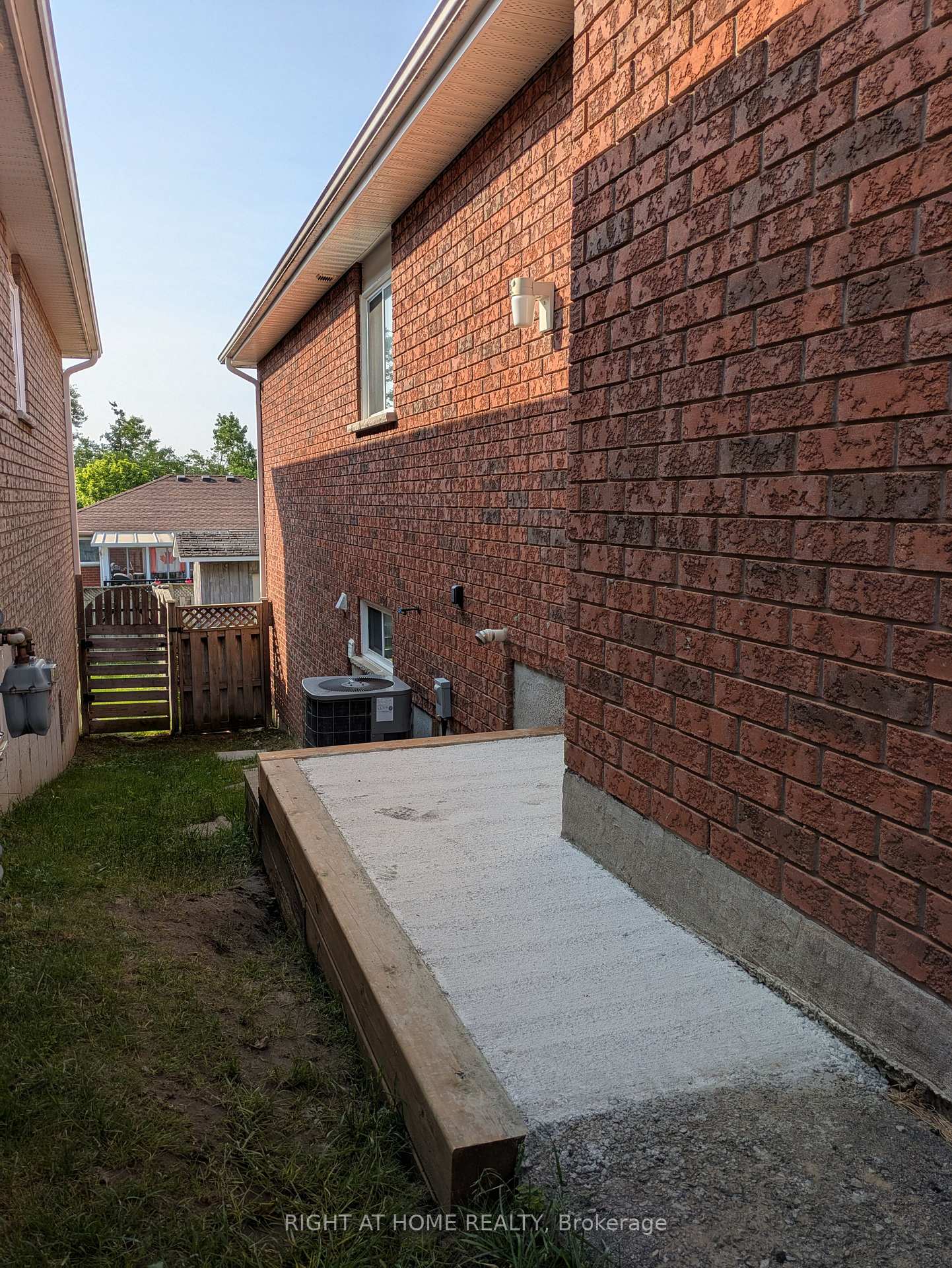 Photo 2 of 19 Butternut Drive, Barrie, Holly — HOMEH