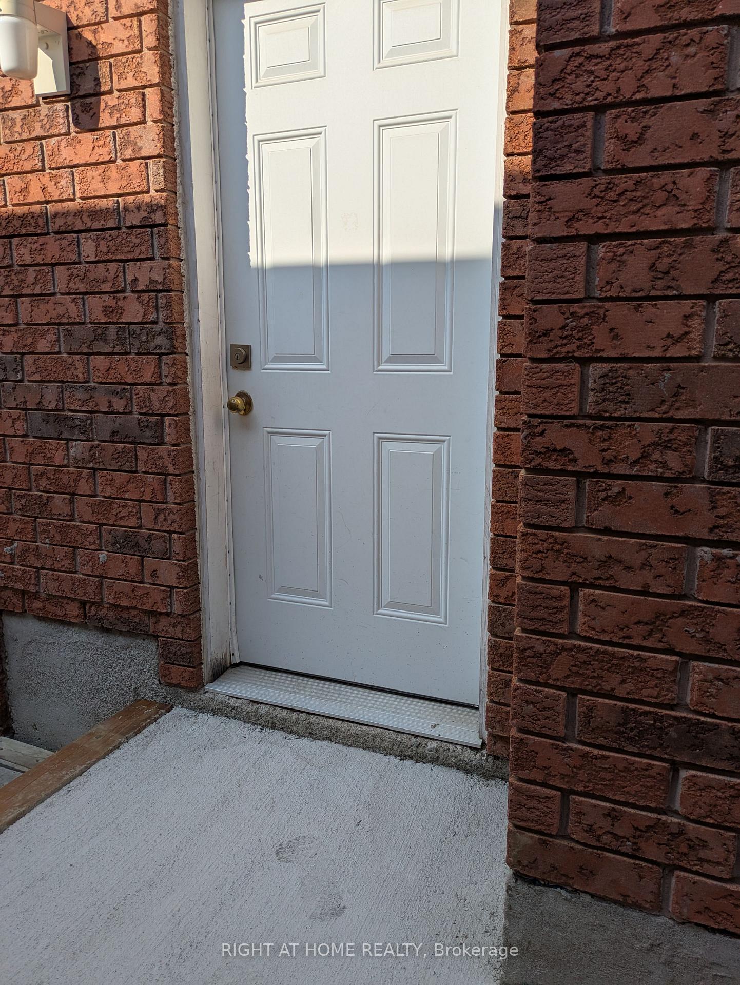 Photo 3 of 19 Butternut Drive, Barrie, Holly — HOMEH
