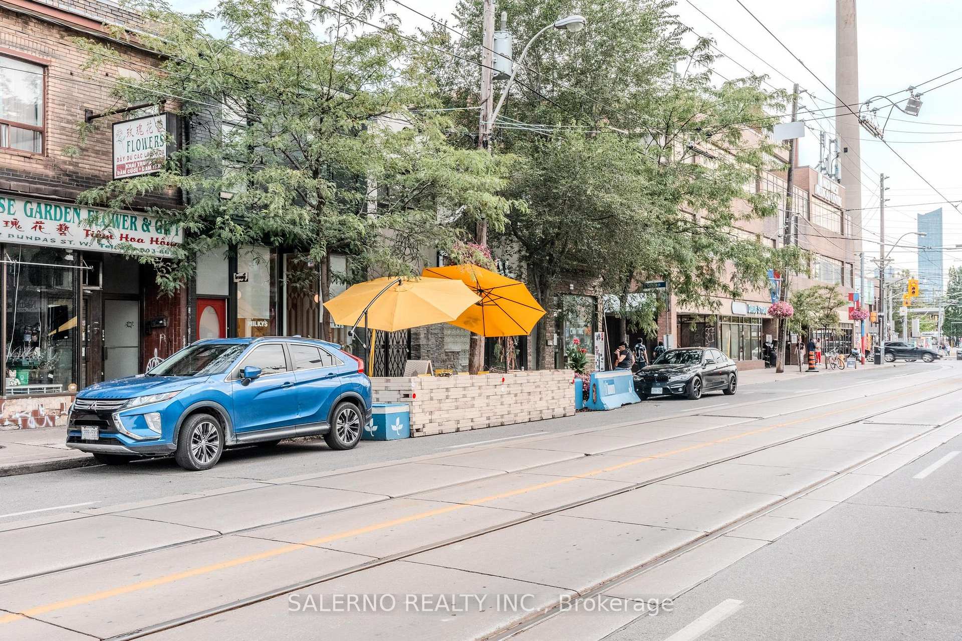 Photo of Main, 756 Dundas Street W