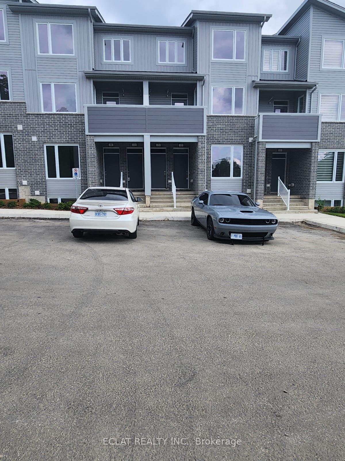 Front of 15-990 Deveron Crescent
