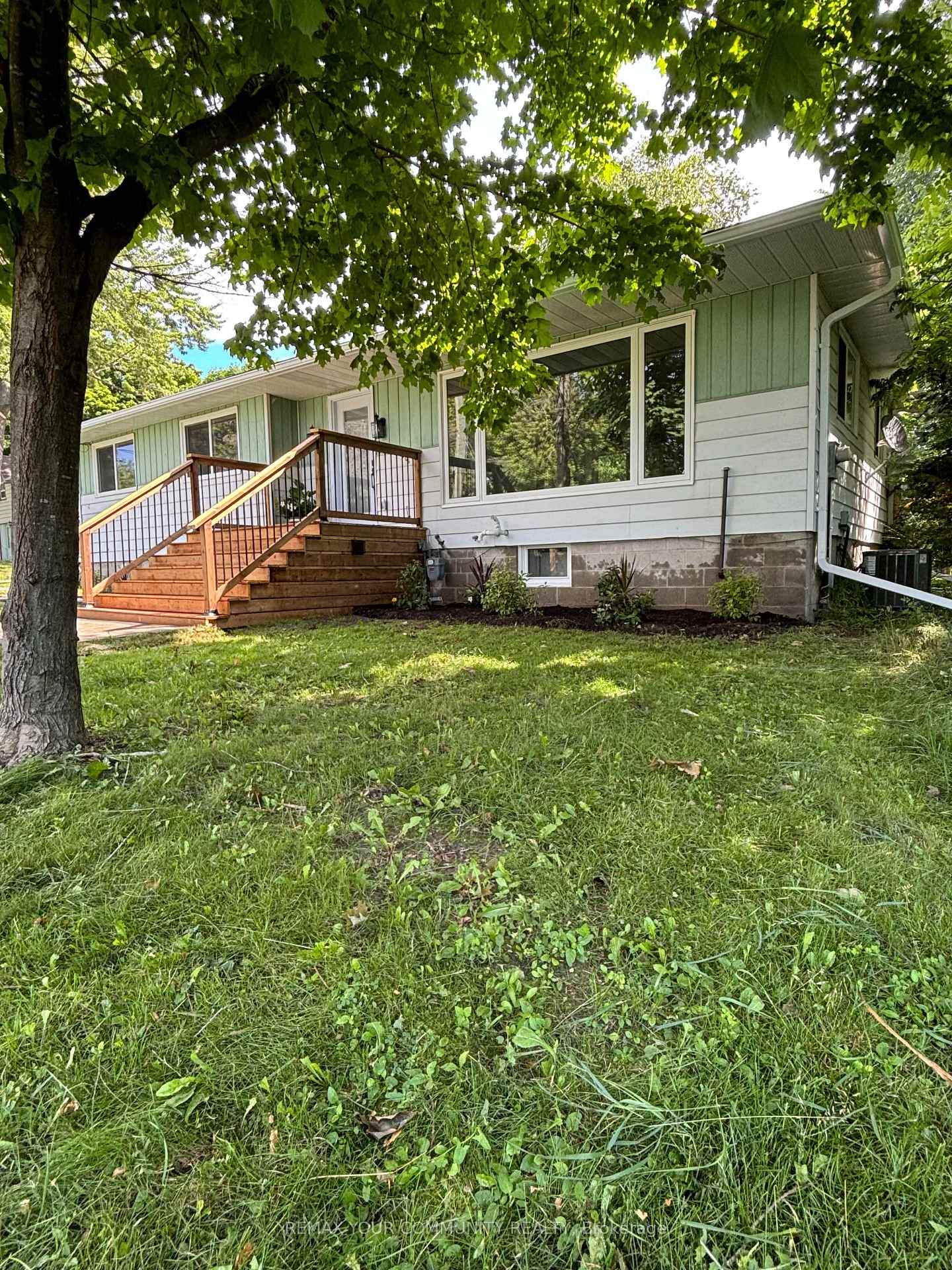Front of Unit Bsmt, 206 Laidlaw Street S