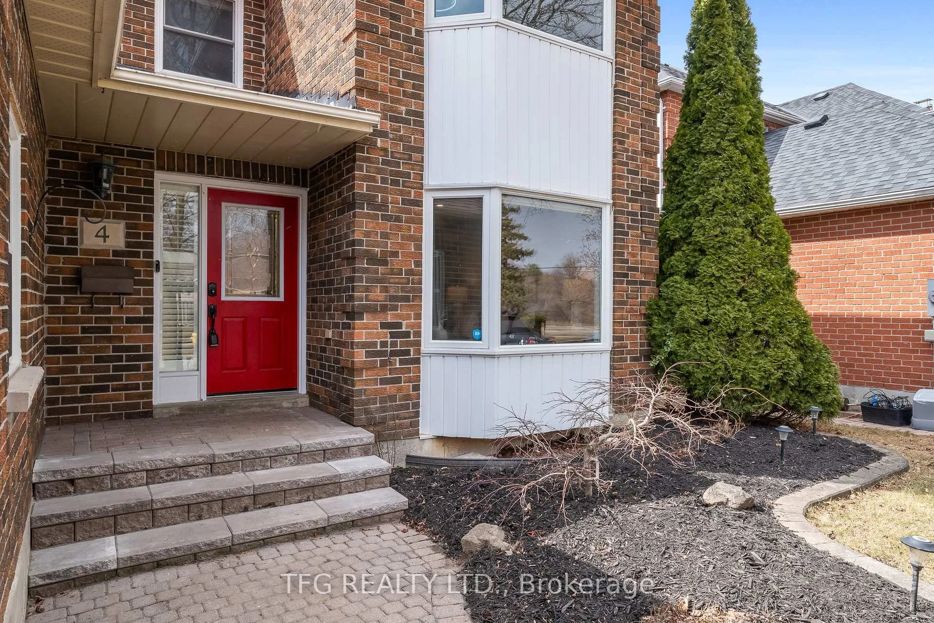 Photo 3 of 4 Carriage Lane, Clarington, Courtice — HOMEH