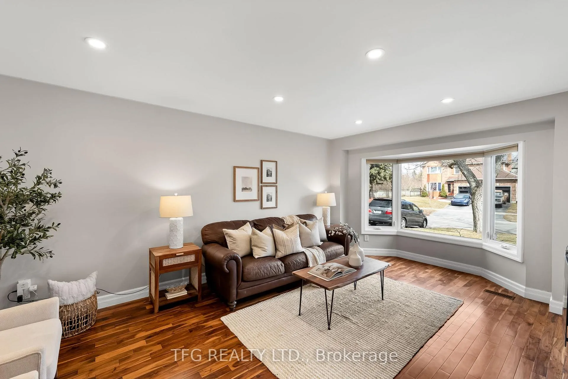 Photo 10 of 4 Carriage Lane, Clarington, Courtice — HOMEH