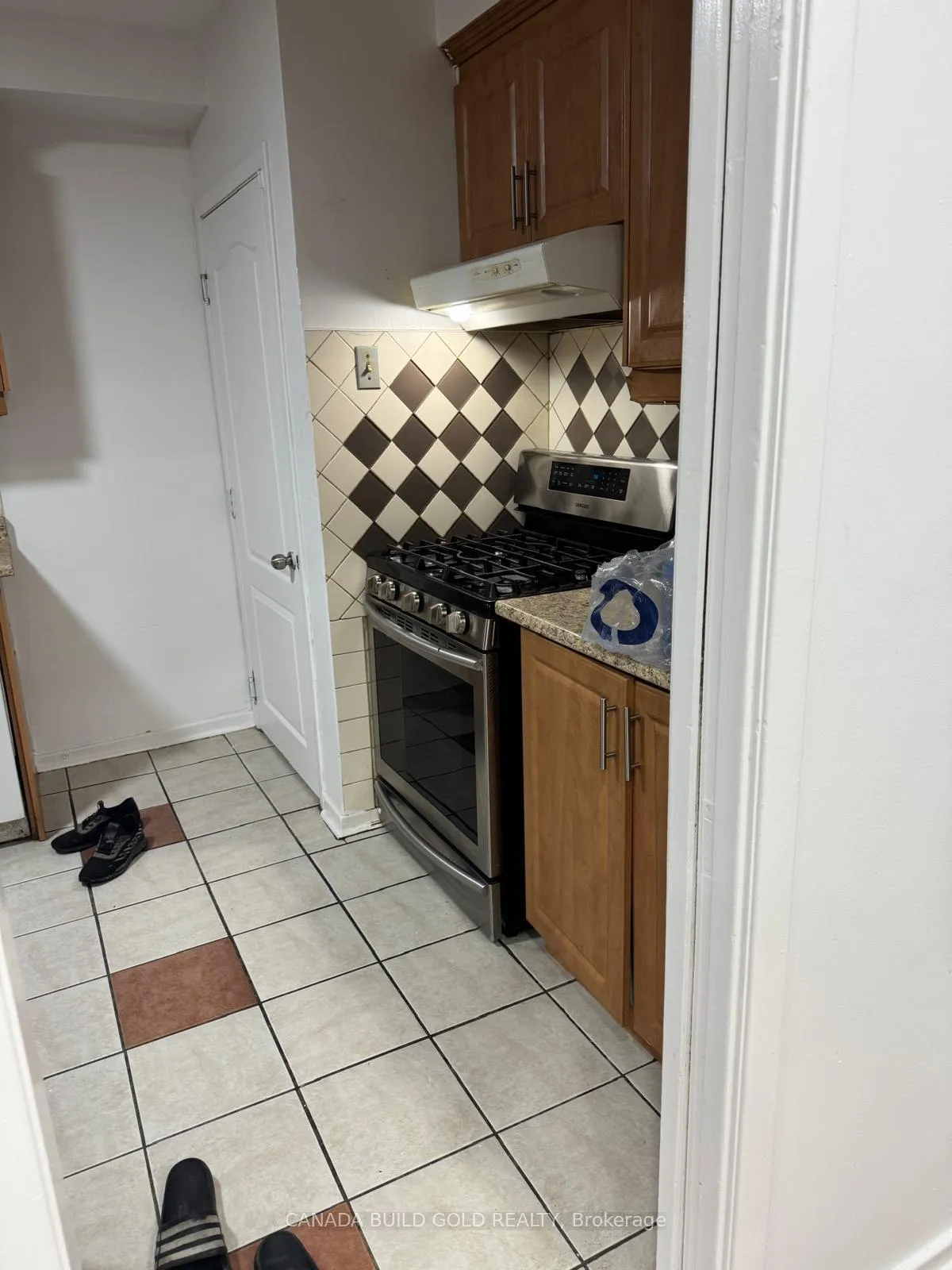 Photo 19 of 43 Aloma Crescent, Brampton, Avondale — HOMEH