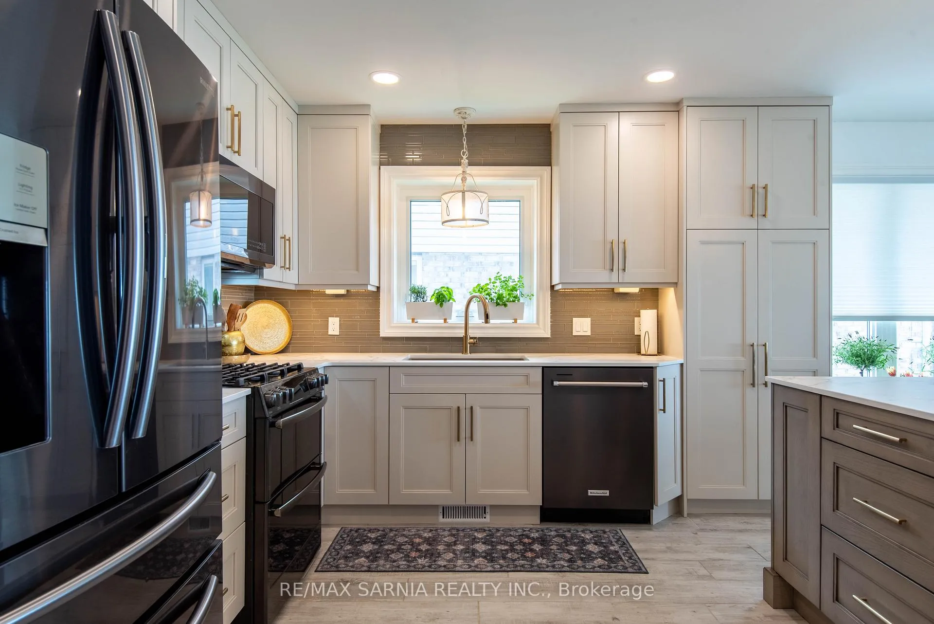 Photo 10 of 4062 Bluepoint Drive, Plympton-Wyoming, Plympton Wyoming — HOMEH
