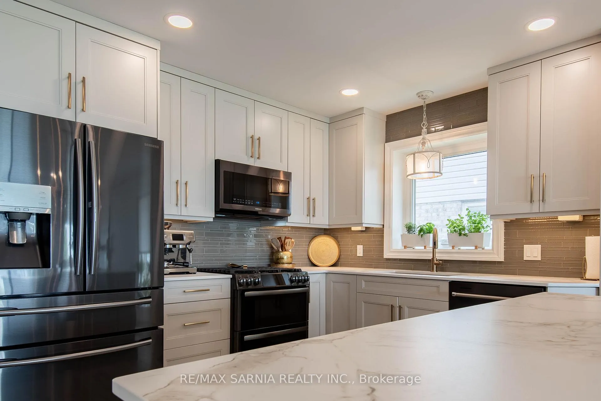 Photo 11 of 4062 Bluepoint Drive, Plympton-Wyoming, Plympton Wyoming — HOMEH
