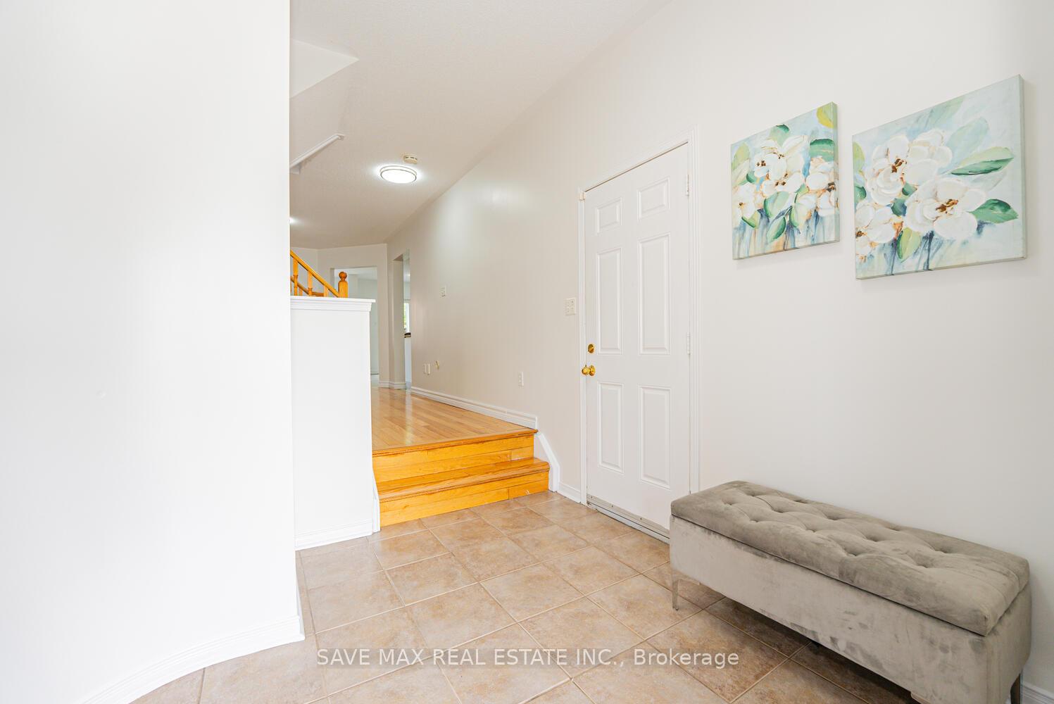 Photo 4 of 100 Bushmill Circle, Brampton, Fletcher's Meadow — HOMEH