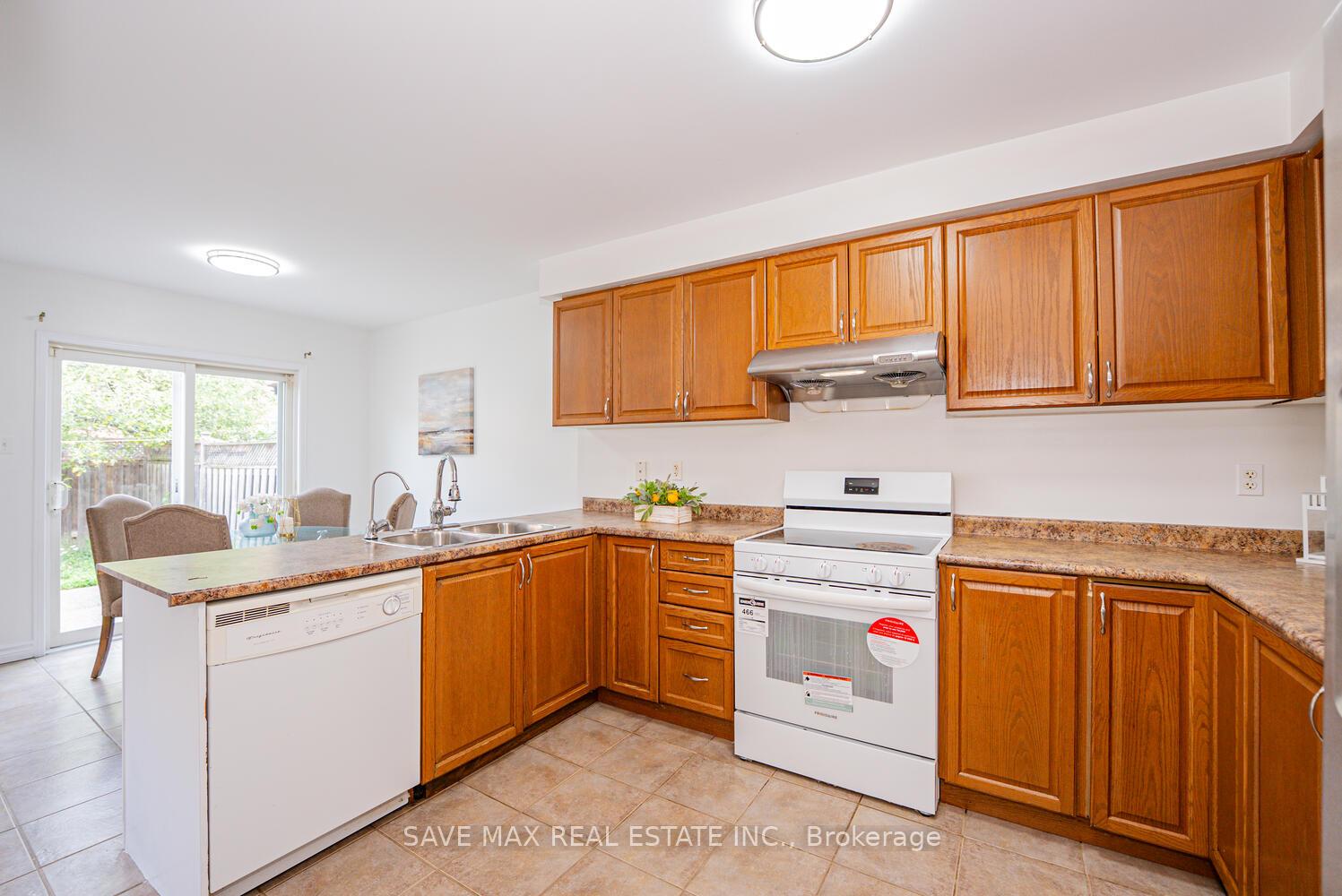 Photo 9 of 100 Bushmill Circle, Brampton, Fletcher's Meadow — HOMEH