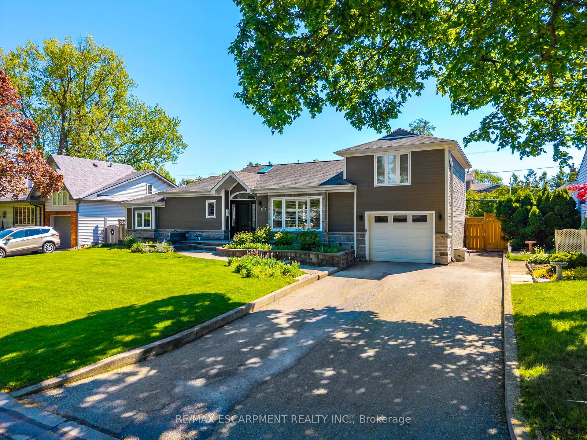 Photo 2 of 388 Wilson Avenue, Burlington, Shoreacres — HOMEH