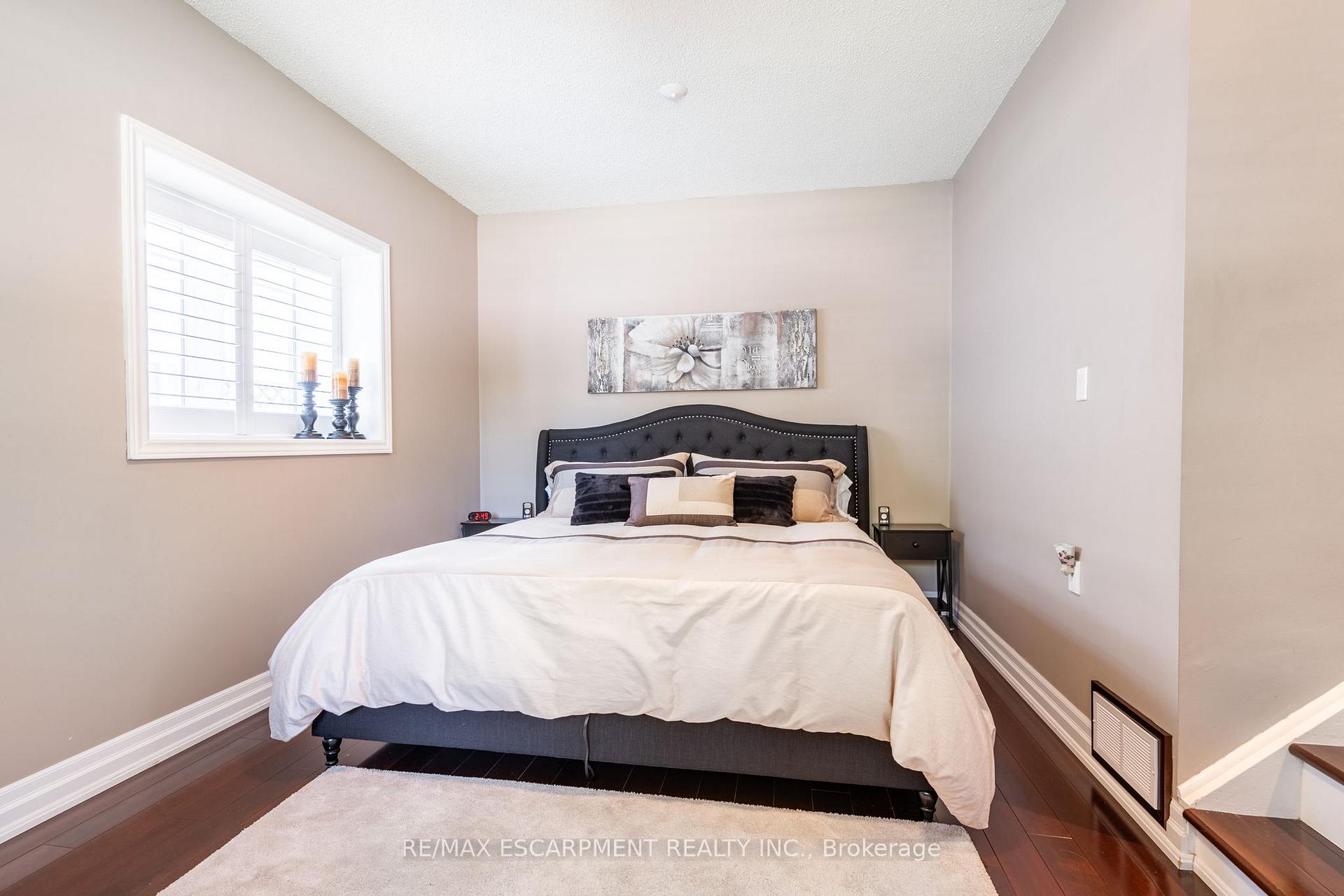 Photo 3 of 388 Wilson Avenue, Burlington, Shoreacres — HOMEH