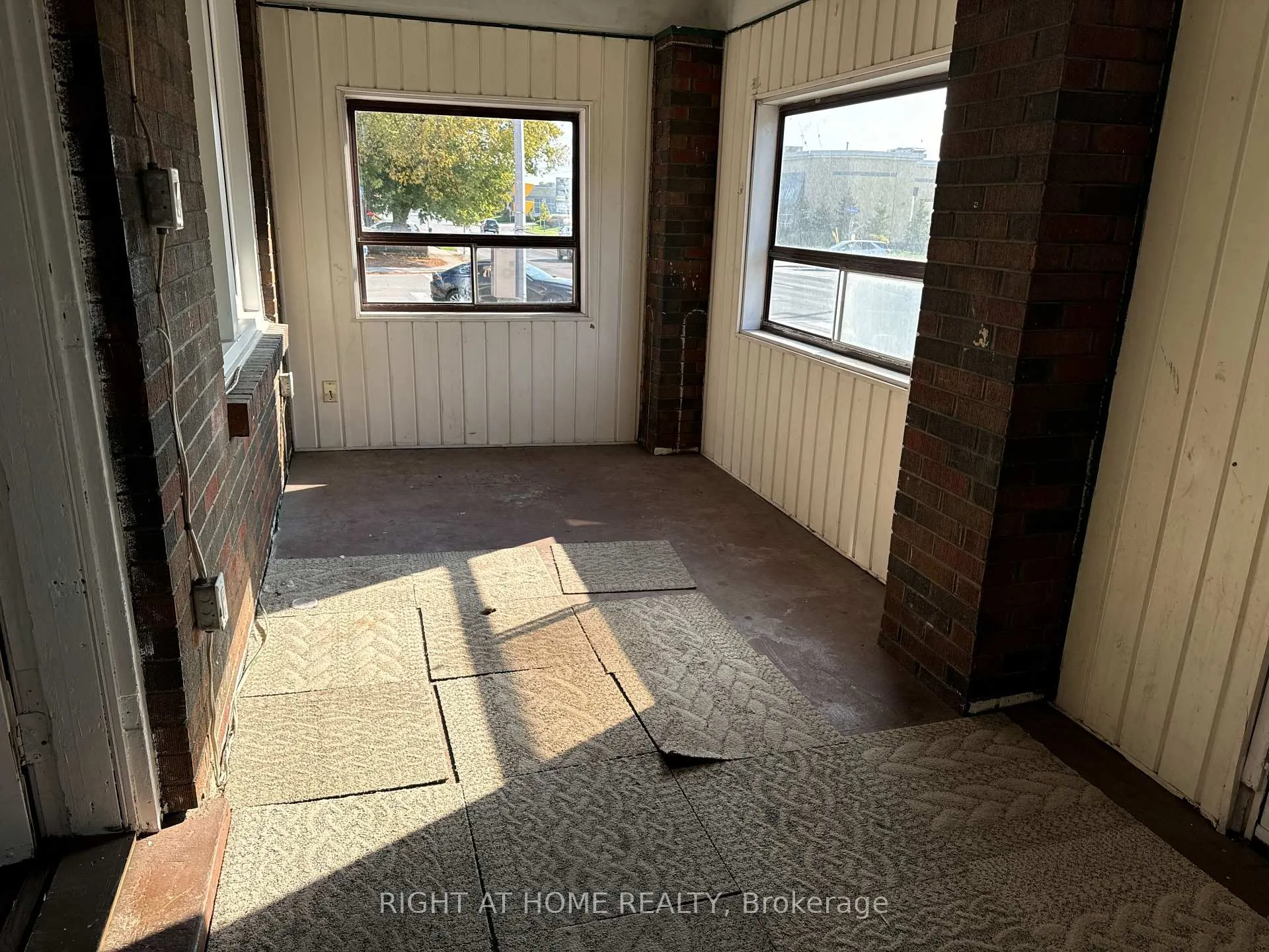 Photo 35 of 164 Adelaide Avenue E, Oshawa, O'Neill — HOMEH