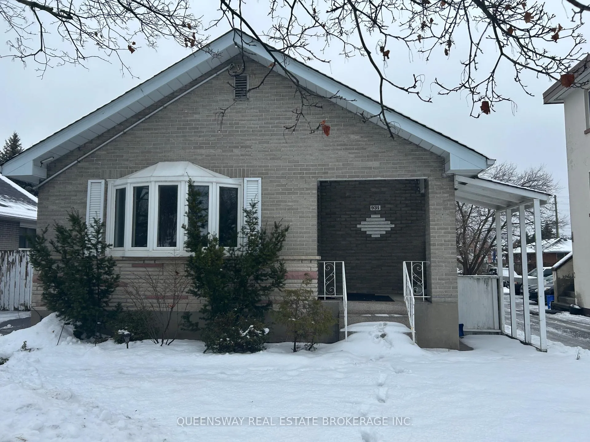 Front of 1-931 Byron Street N