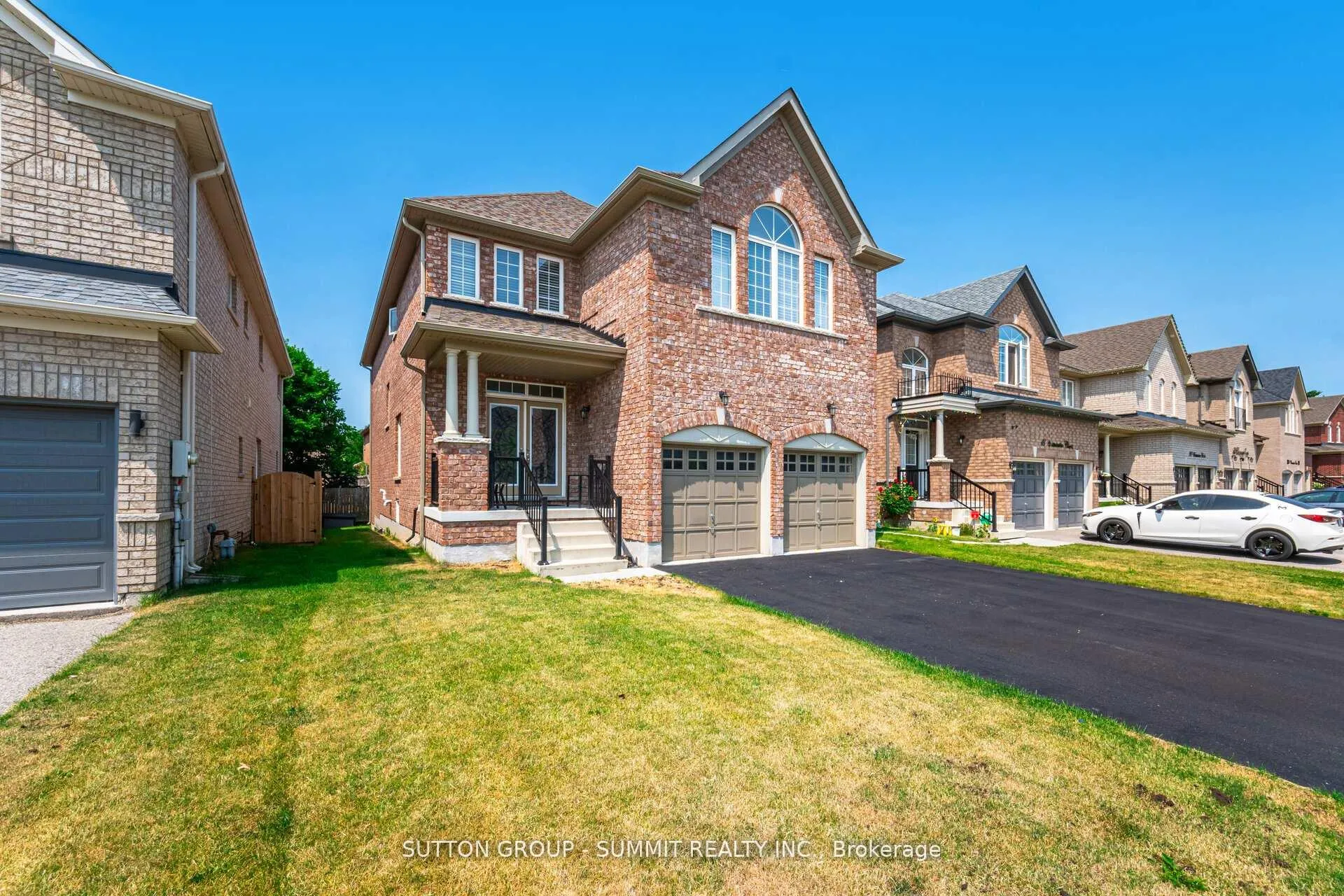 Photo 2 of 16 Westminster Circle, Barrie, Innis-Shore — HOMEH