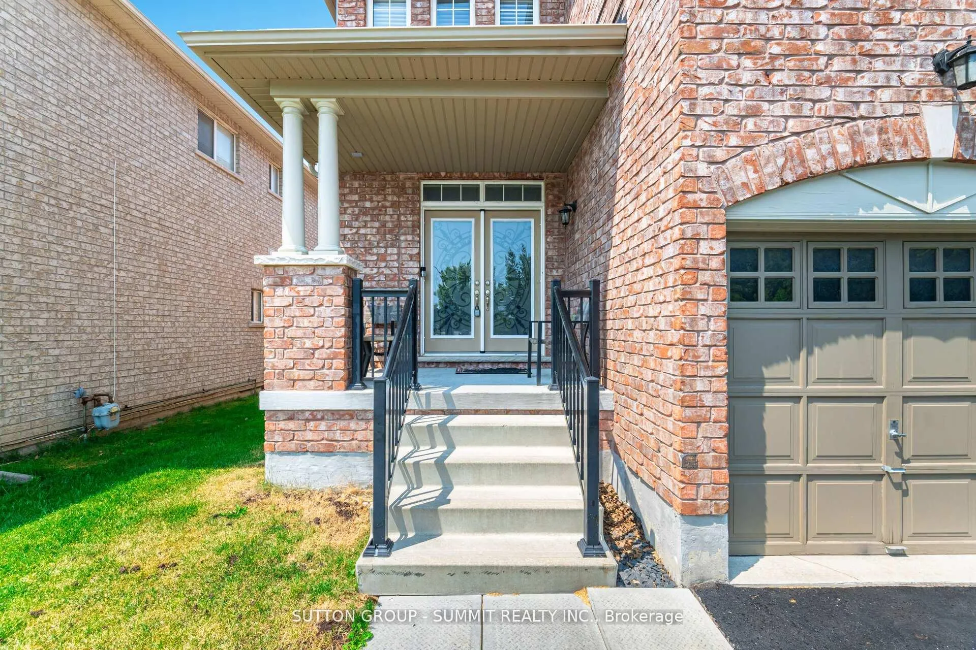 Photo 3 of 16 Westminster Circle, Barrie, Innis-Shore — HOMEH