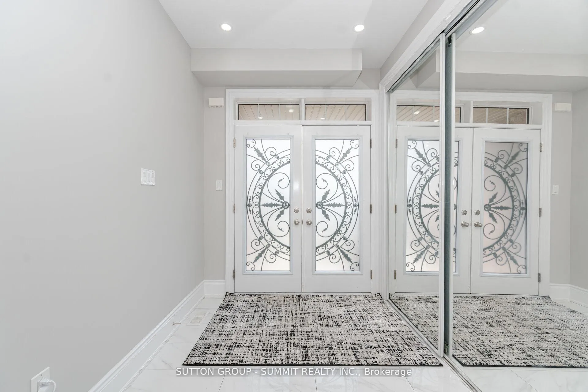 Photo 4 of 16 Westminster Circle, Barrie, Innis-Shore — HOMEH