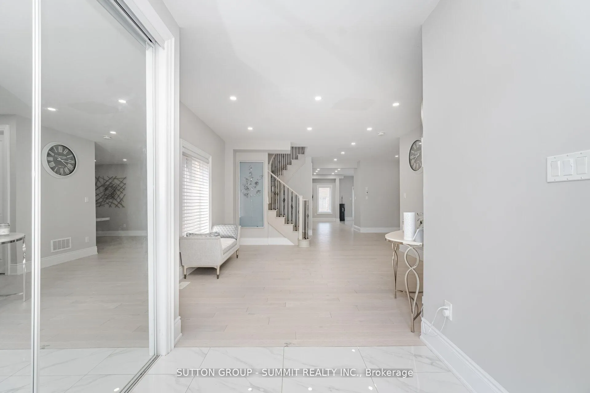 Photo 5 of 16 Westminster Circle, Barrie, Innis-Shore — HOMEH