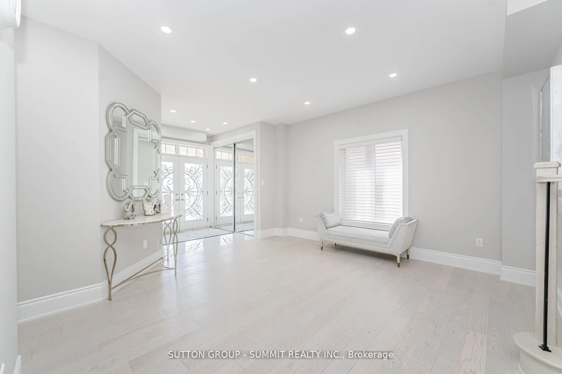 Photo 6 of 16 Westminster Circle, Barrie, Innis-Shore — HOMEH