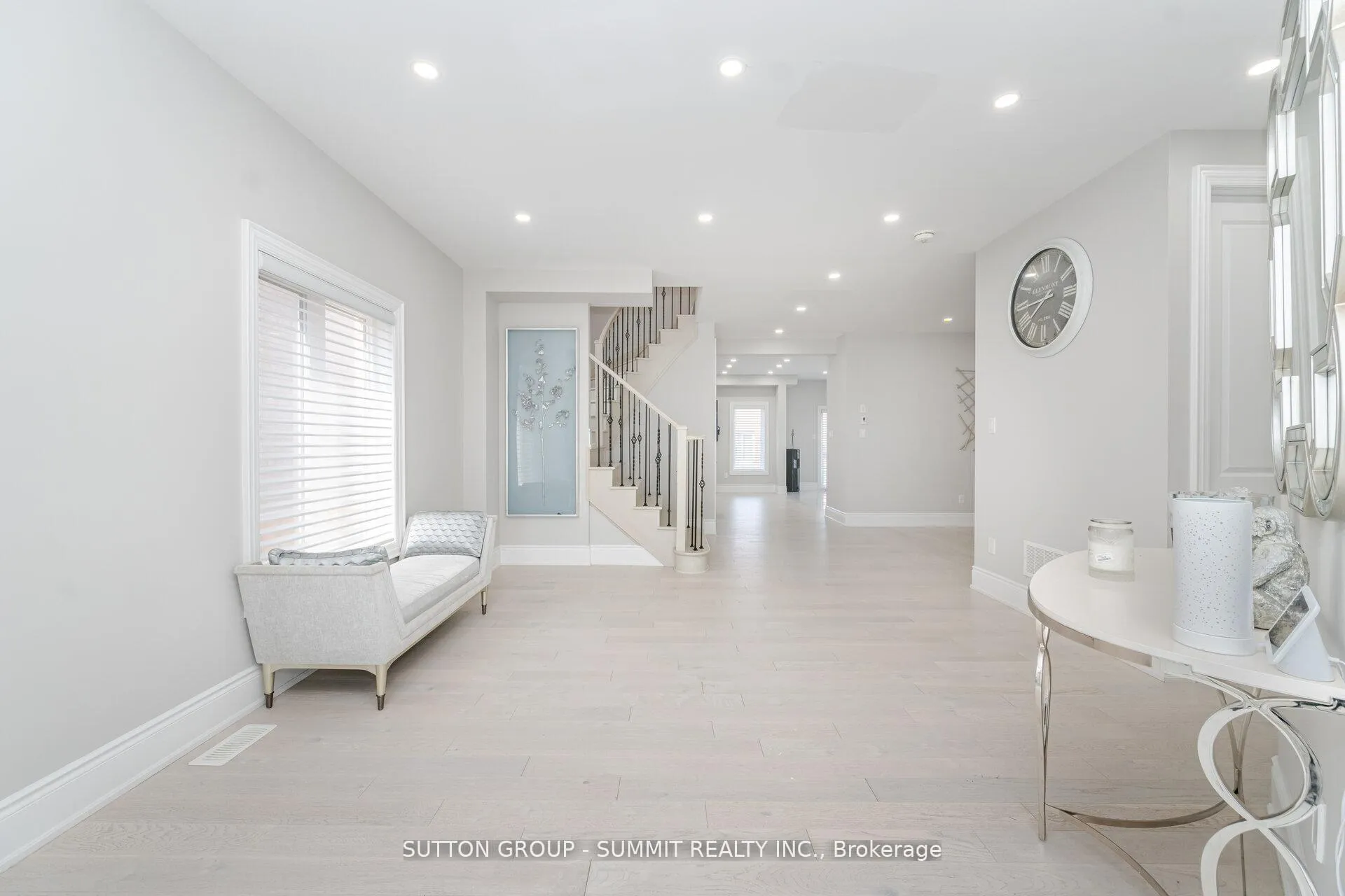 Photo 7 of 16 Westminster Circle, Barrie, Innis-Shore — HOMEH