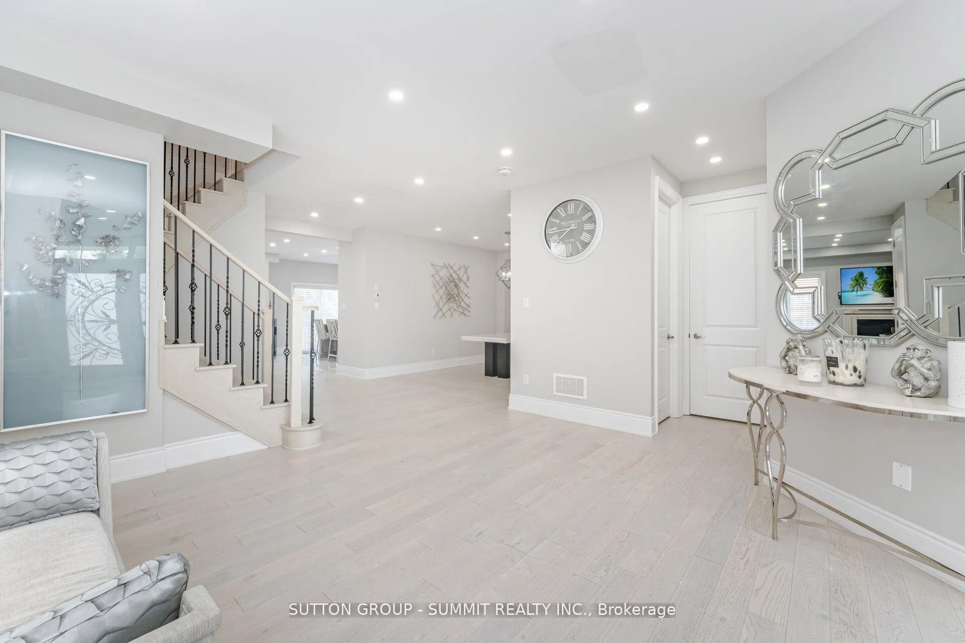 Photo 8 of 16 Westminster Circle, Barrie, Innis-Shore — HOMEH