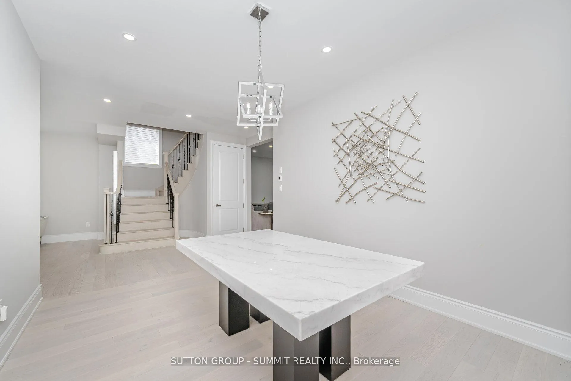 Photo 10 of 16 Westminster Circle, Barrie, Innis-Shore — HOMEH