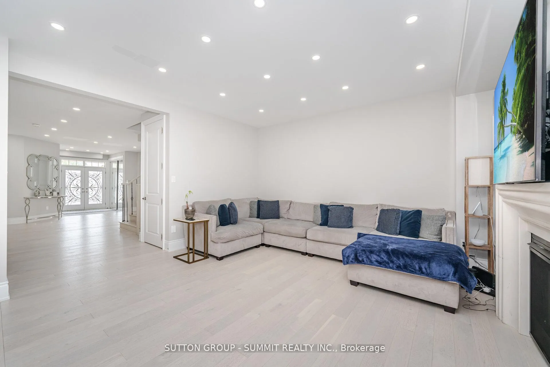 Photo 11 of 16 Westminster Circle, Barrie, Innis-Shore — HOMEH