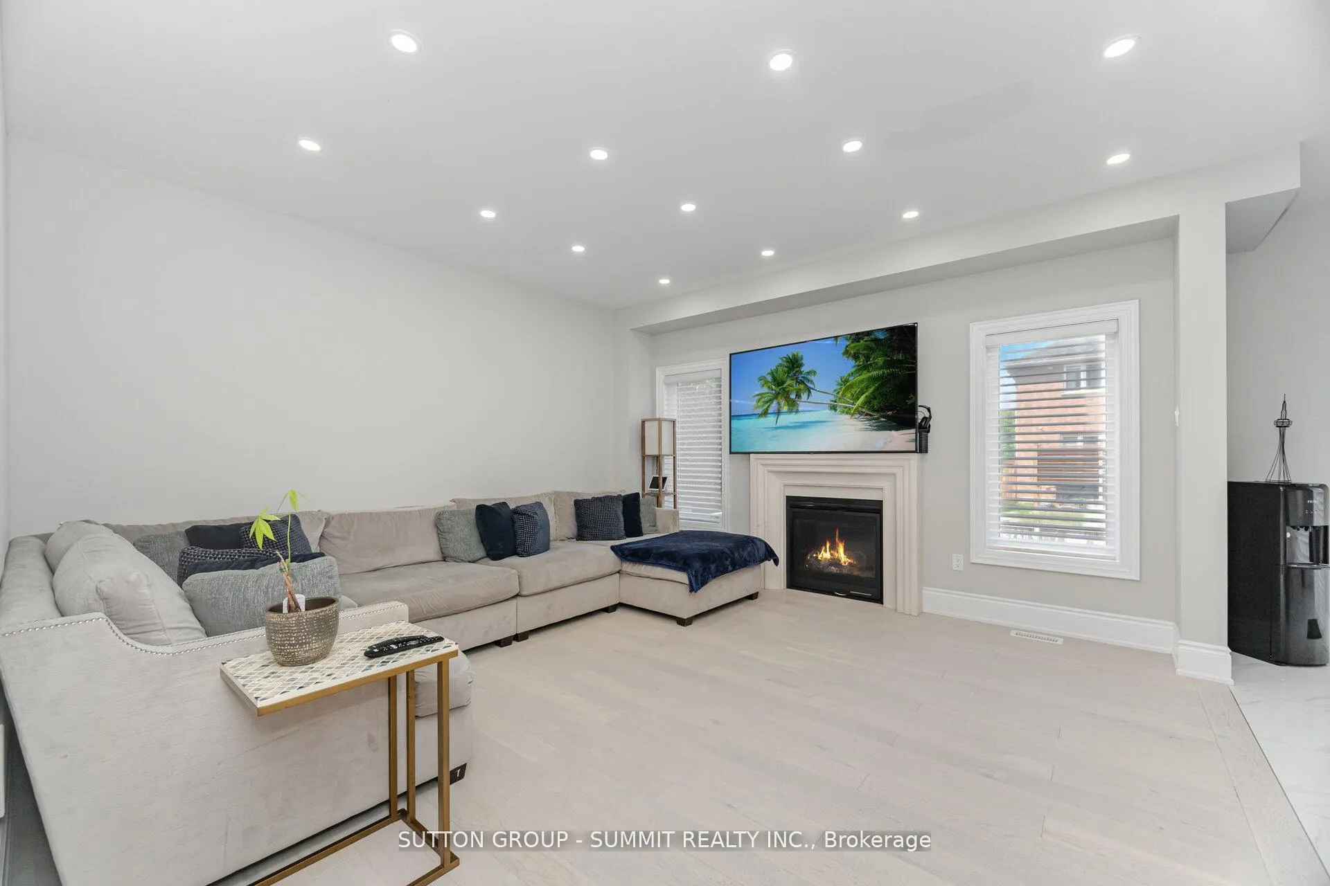 Photo 14 of 16 Westminster Circle, Barrie, Innis-Shore — HOMEH