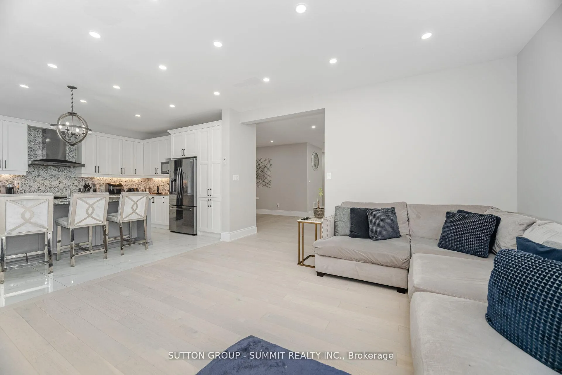 Photo 15 of 16 Westminster Circle, Barrie, Innis-Shore — HOMEH