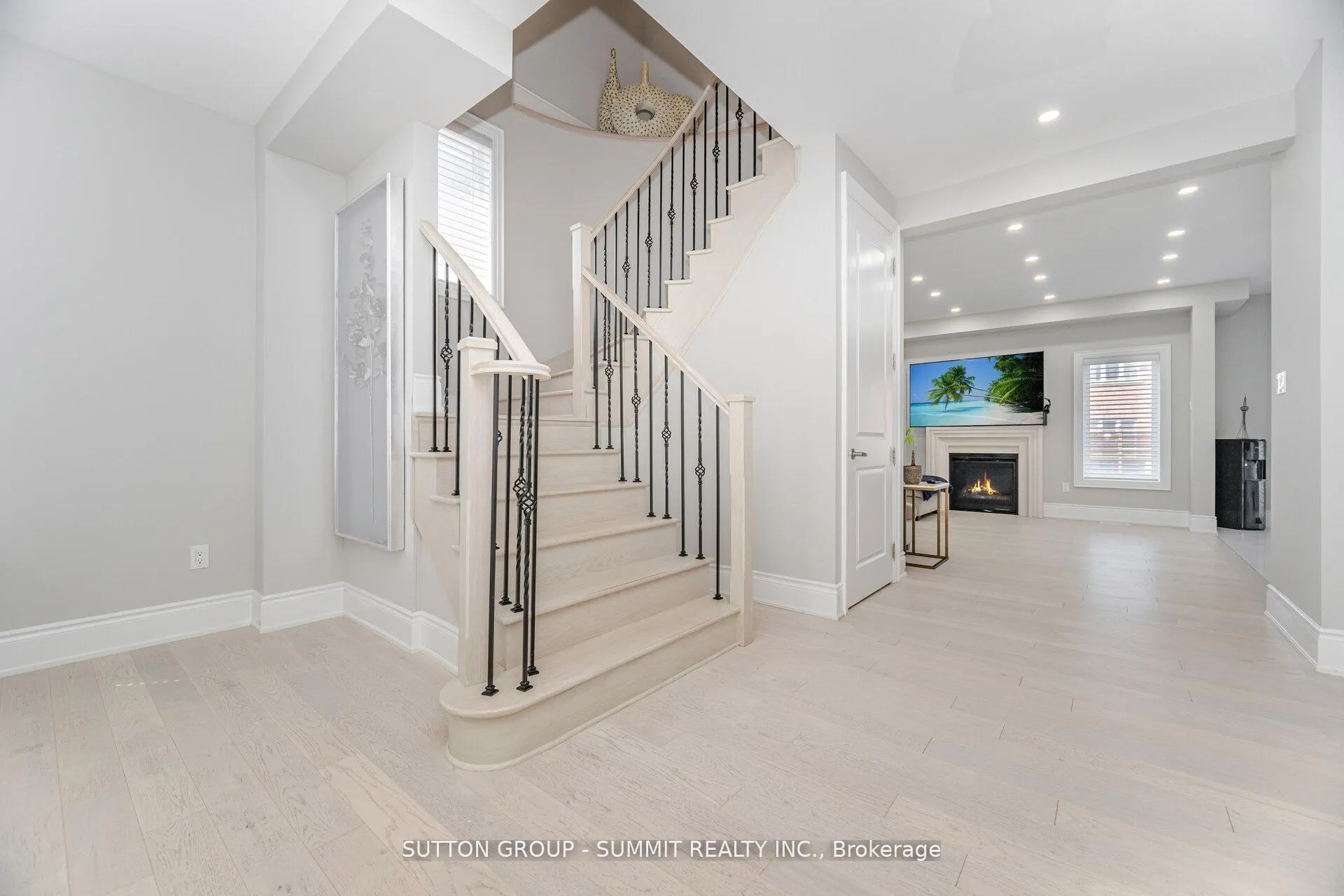 Photo 25 of 16 Westminster Circle, Barrie, Innis-Shore — HOMEH