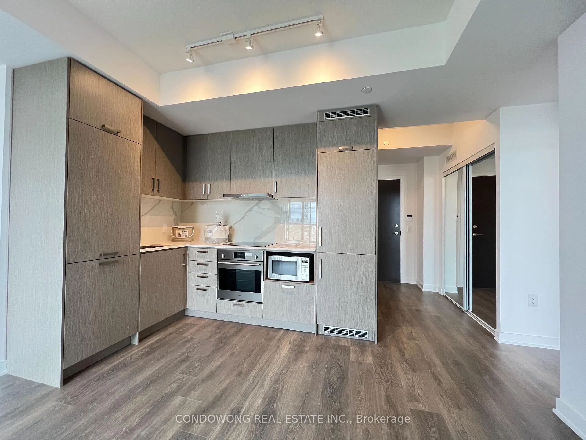 Photo 4 of Unit 908, 60 Honeycrisp Crescent, Vaughan, Vaughan Corporate Centre — HOMEH