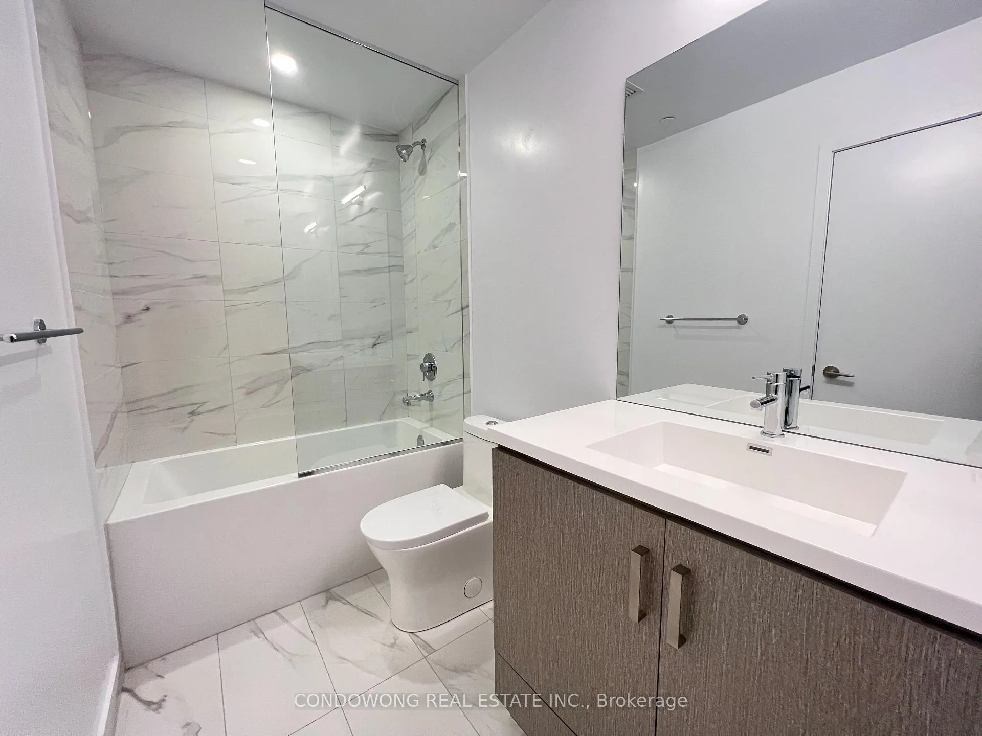 Photo 9 of Unit 908, 60 Honeycrisp Crescent, Vaughan, Vaughan Corporate Centre — HOMEH