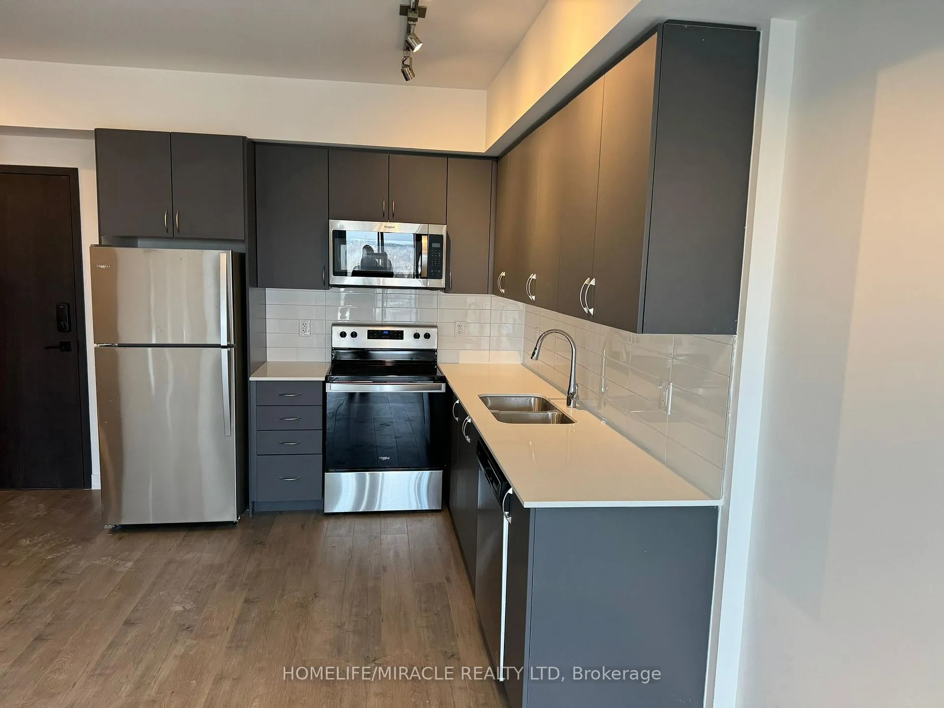 Photo 10 of Unit 903, 56 Lakeside Terrace, Barrie, Little Lake — HOMEH