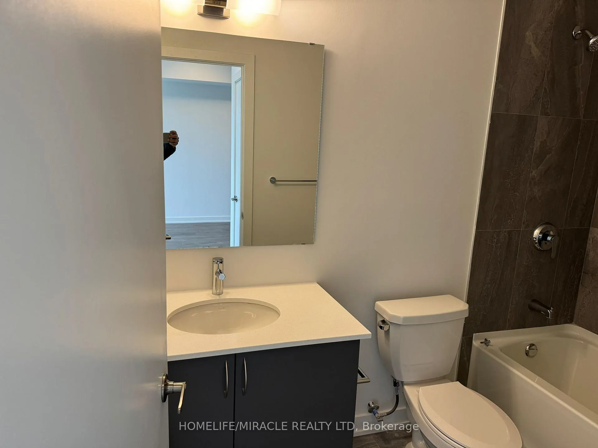 Photo 15 of Unit 903, 56 Lakeside Terrace, Barrie, Little Lake — HOMEH