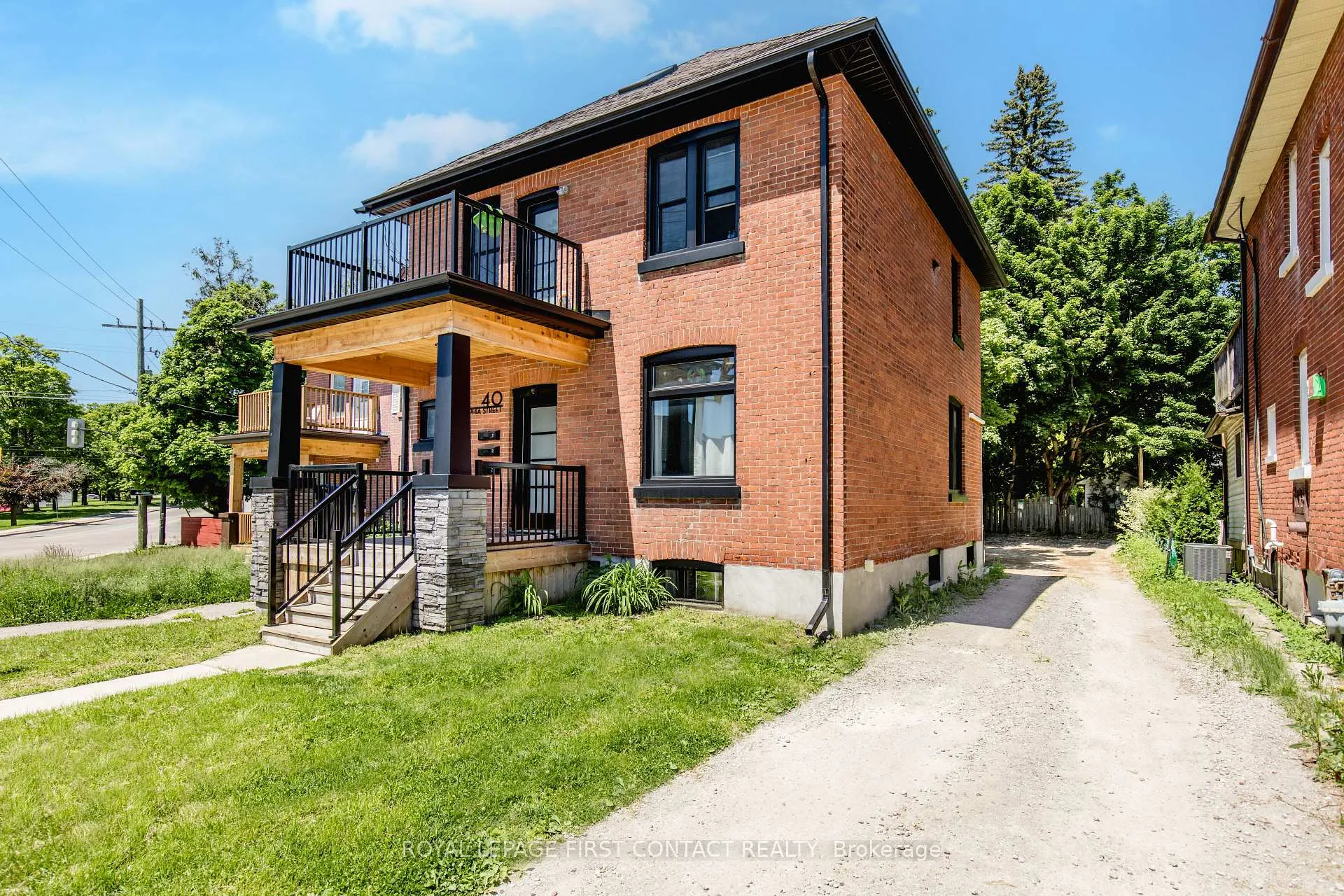 Front of 40 Sophia Street W