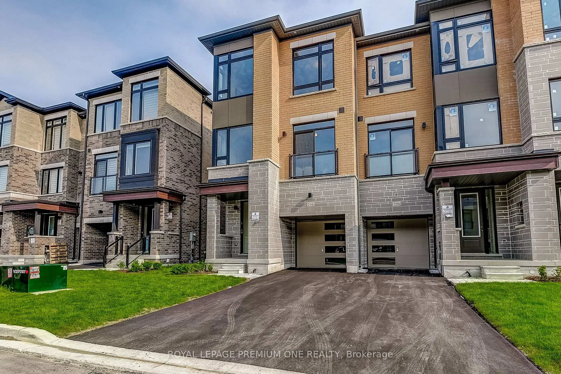 Photo 2 of 216 Tennant Circle, Vaughan, Vellore Village — HOMEH