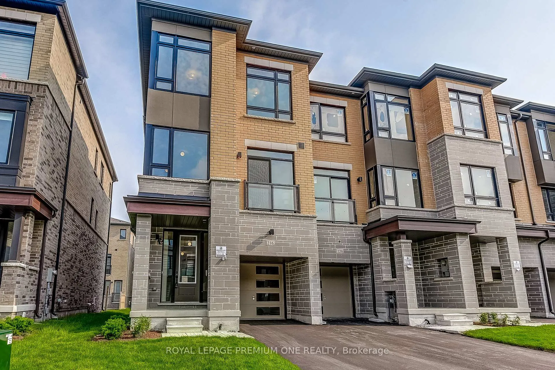 Photo 3 of 216 Tennant Circle, Vaughan, Vellore Village — HOMEH