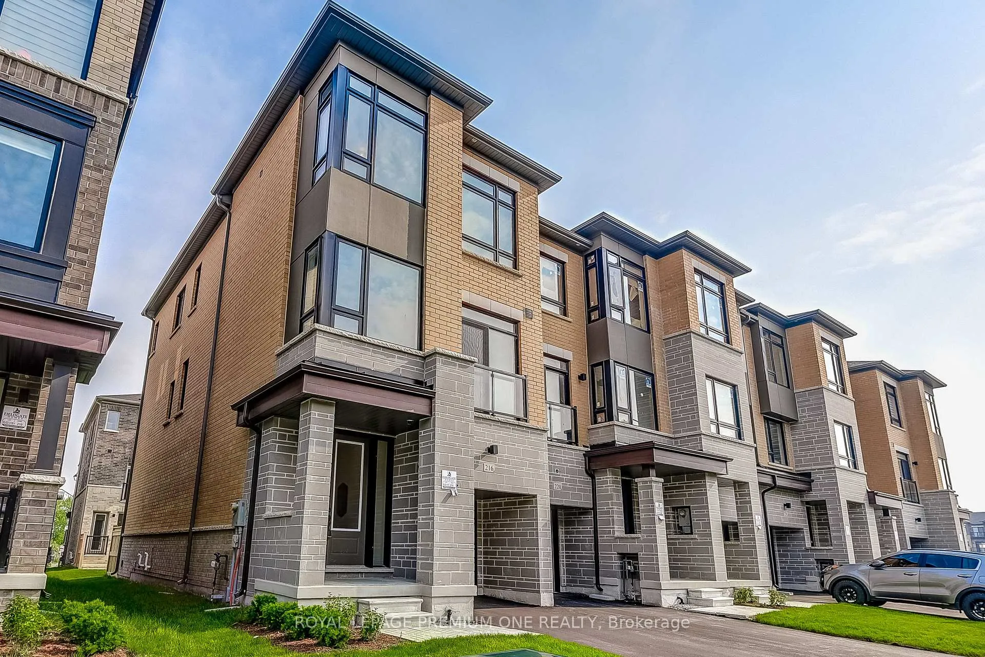 Photo 4 of 216 Tennant Circle, Vaughan, Vellore Village — HOMEH
