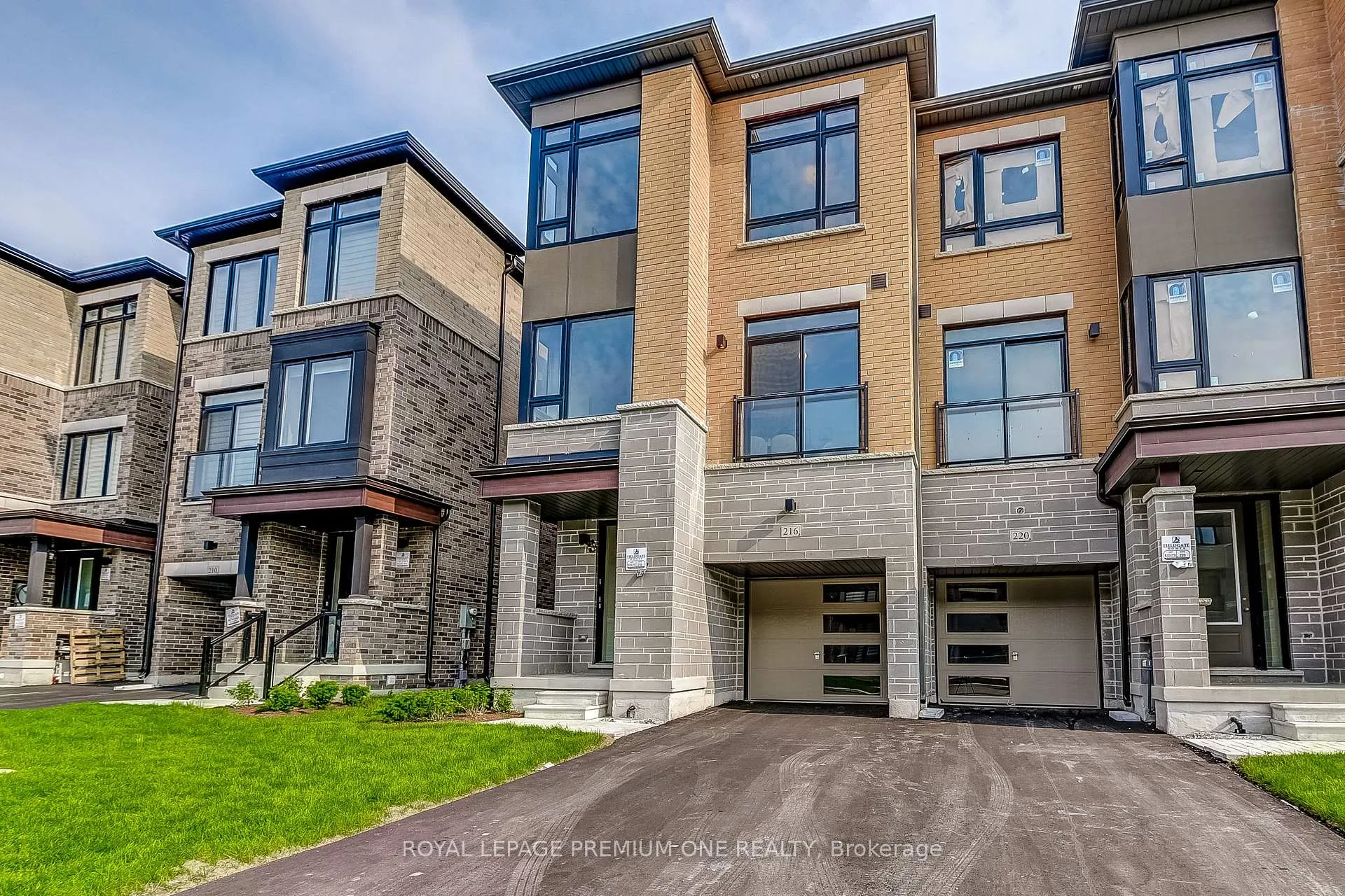 Photo 5 of 216 Tennant Circle, Vaughan, Vellore Village — HOMEH