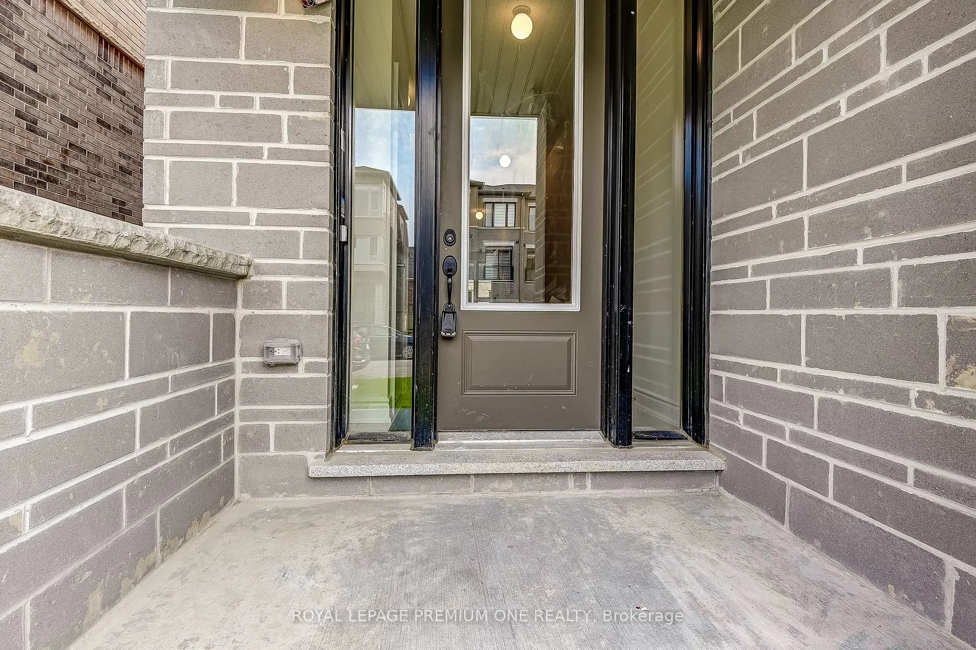 Photo 6 of 216 Tennant Circle, Vaughan, Vellore Village — HOMEH