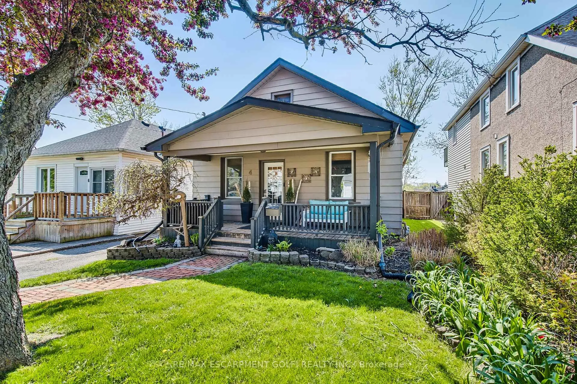 Front of 4 Ravine Road