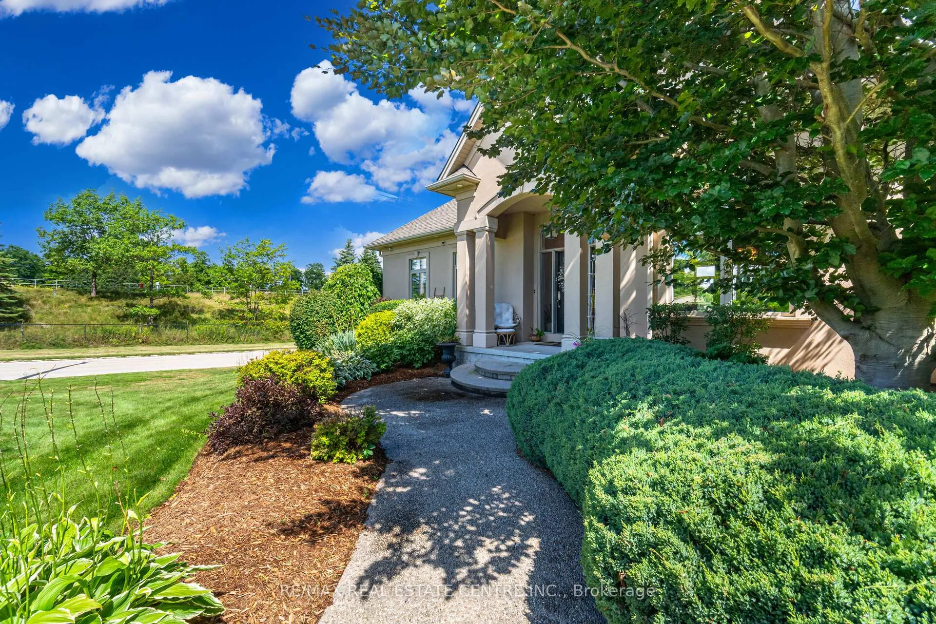 Photo 4 of 86 Canters Close, Kitchener — HOMEH