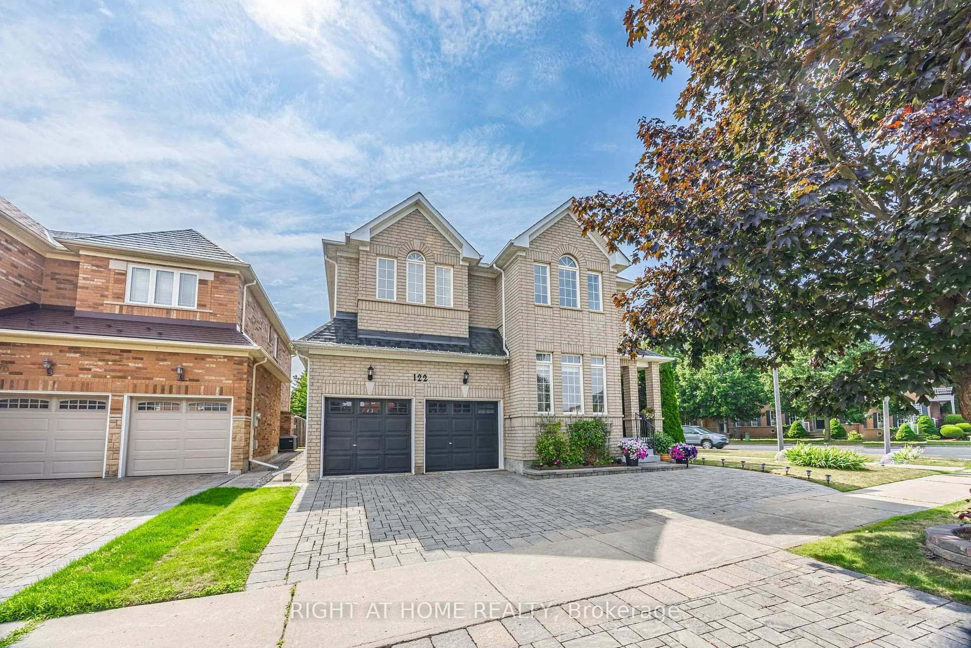 Front of 122 Annina Crescent