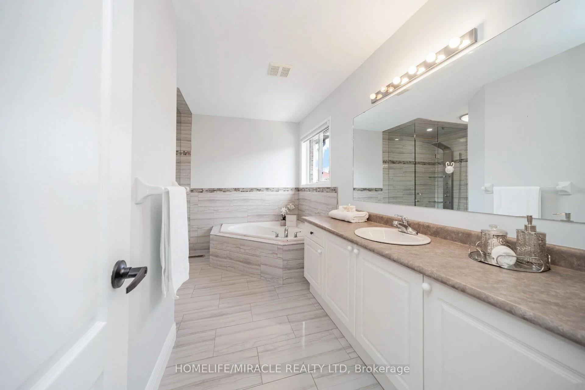 Photo 24 of 21 Sandway Drive, Brampton, Fletcher's Meadow — HOMEH