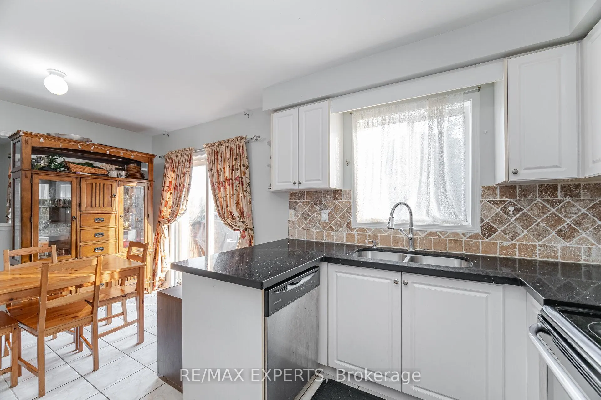 Photo 14 of 94 Queen Mary Drive, Brampton, Fletcher's Meadow — HOMEH