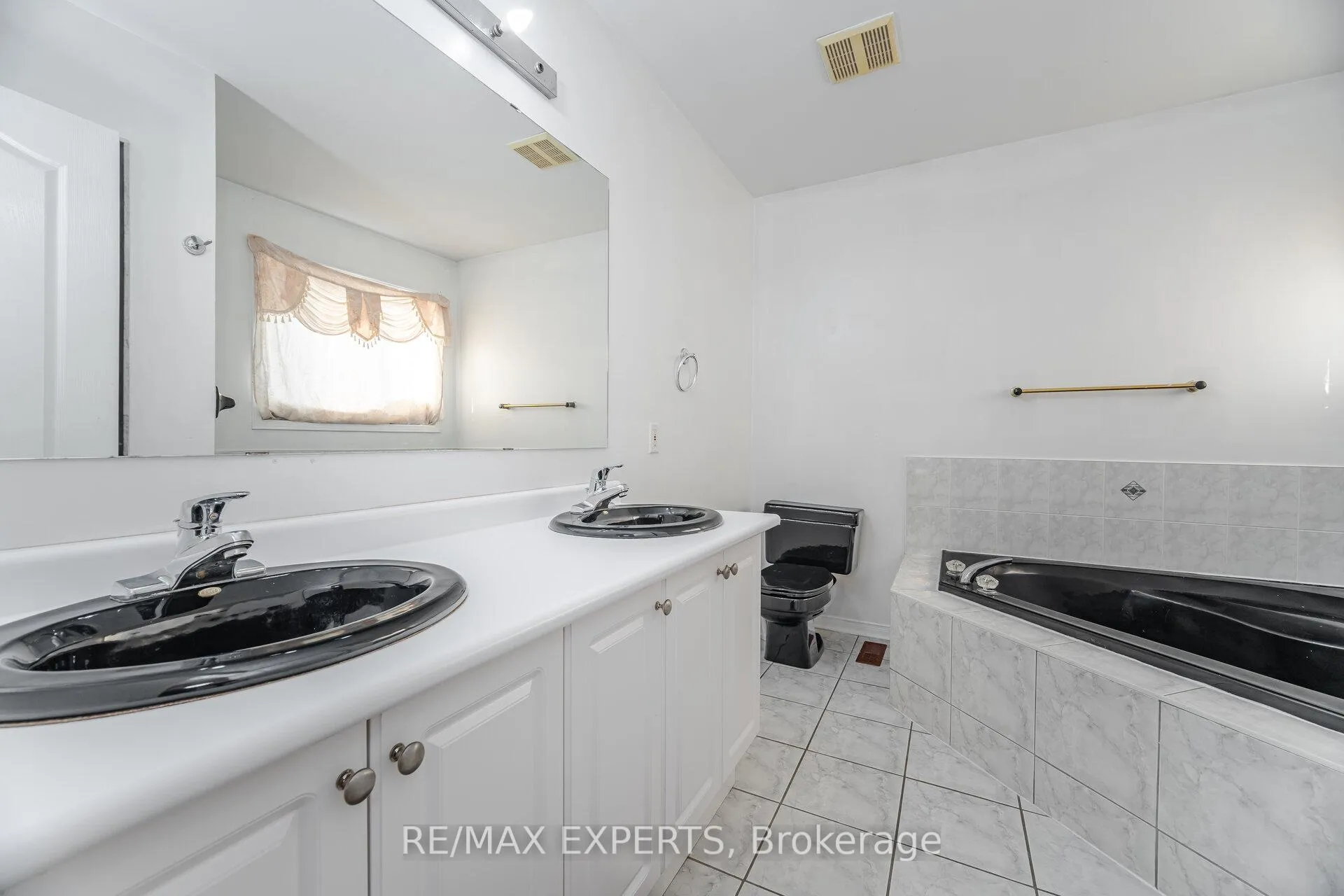 Photo 21 of 94 Queen Mary Drive, Brampton, Fletcher's Meadow — HOMEH