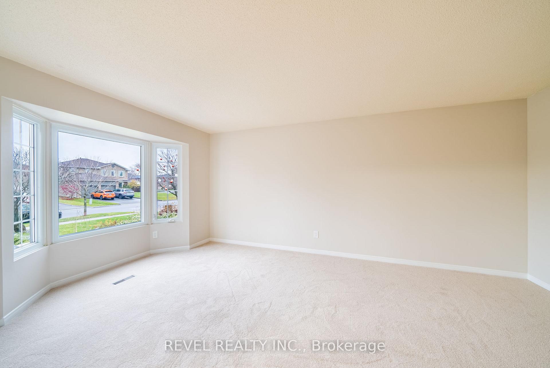 Photo 10 of 50 Farrow Crescent, Ajax, South West — HOMEH