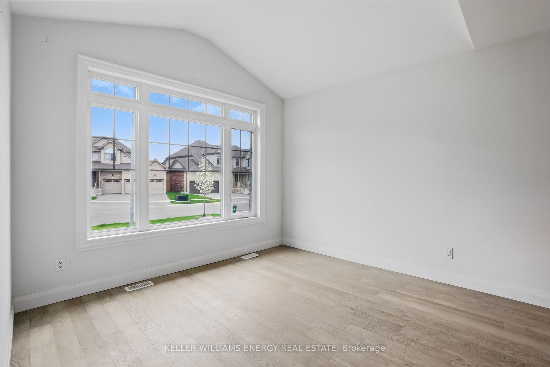 Photo 4 of 30 Higham Place, Clarington, Bowmanville — HOMEH