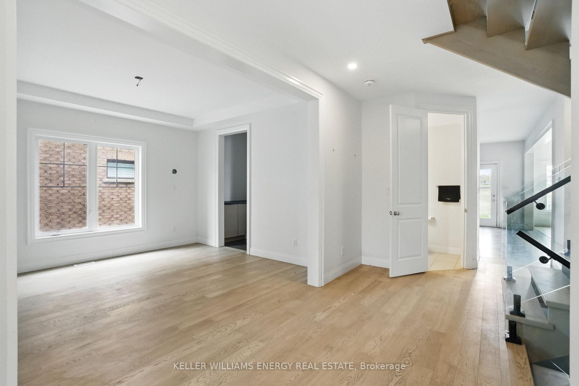 Photo 5 of 30 Higham Place, Clarington, Bowmanville — HOMEH