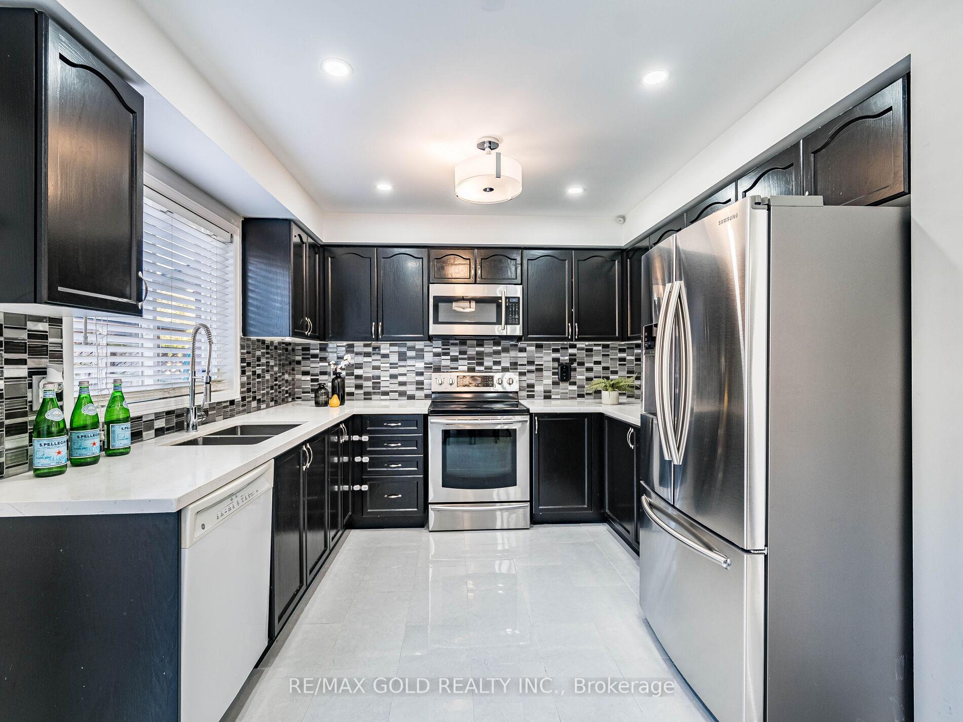 Photo 17 of 43 Sunnyview Road, Brampton, Fletcher's Meadow — HOMEH